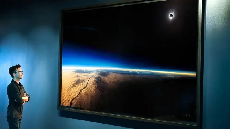 Foto icónica del eclipse solar total por el astrofotógrafo gay Jon Carmichael