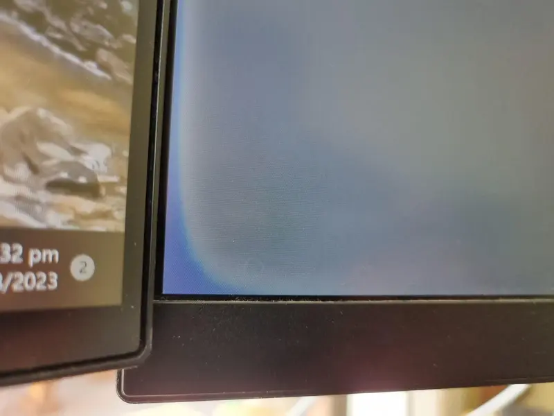 Desviación de la pantalla LCD en las esquinas Posible daño solar