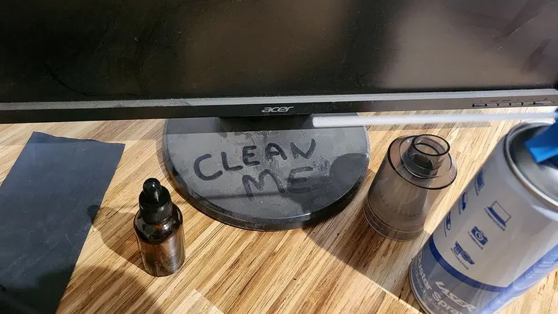 تنظيف شاشة LCD باستخدام Windex