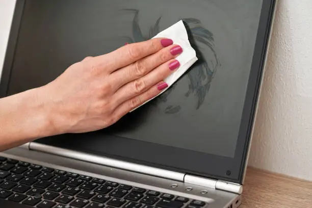 حل تنظيف شاشة LCD DIY