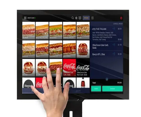 تتفاعل اليد مع شاشة تعمل باللمس بالسعوية