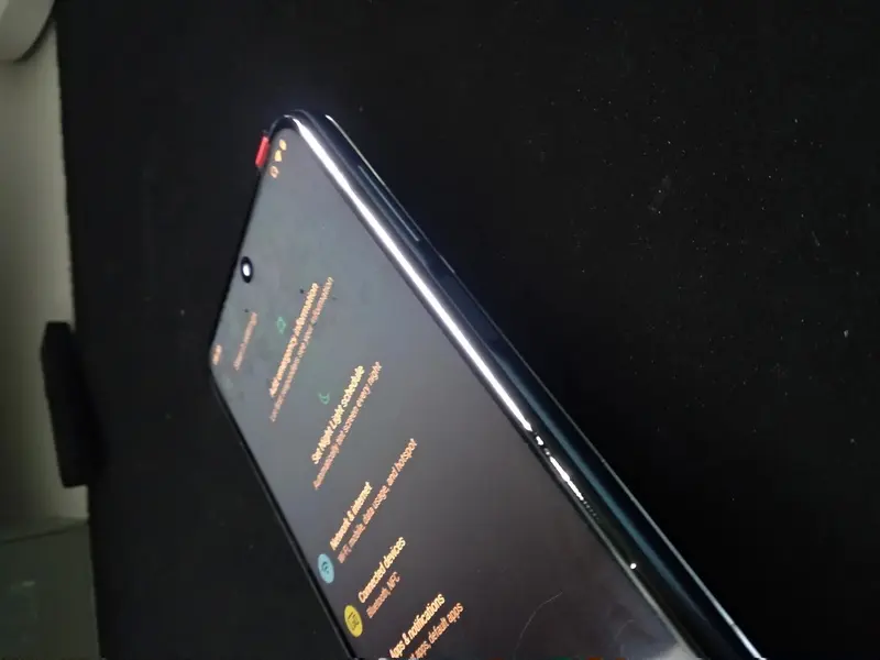 el pegamento entre el vidrio y la pantalla LCD está comenzando a venir el pegamento entre el vidrio y la pantalla LCD está comenzando a llegar