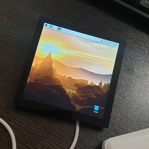 Pantalla táctil oficial de Raspberry Pi 7