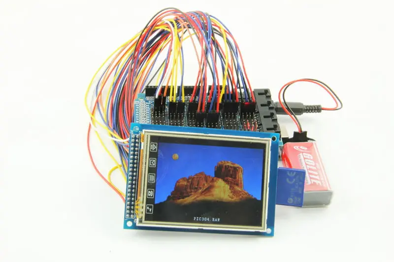 تعرض شاشة 3.2 TFT LCD صورة ملونة لمنظر طبيعي جبلي