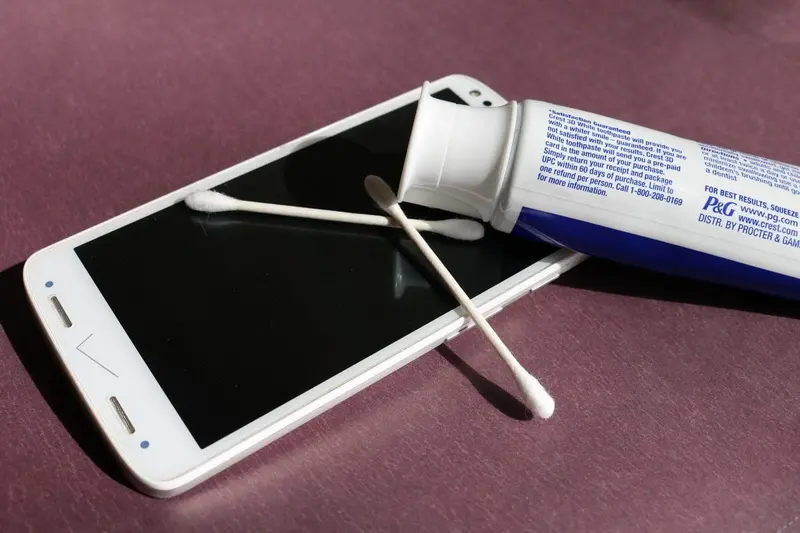 usar pasta de dientes para limpiar la pantalla LCD