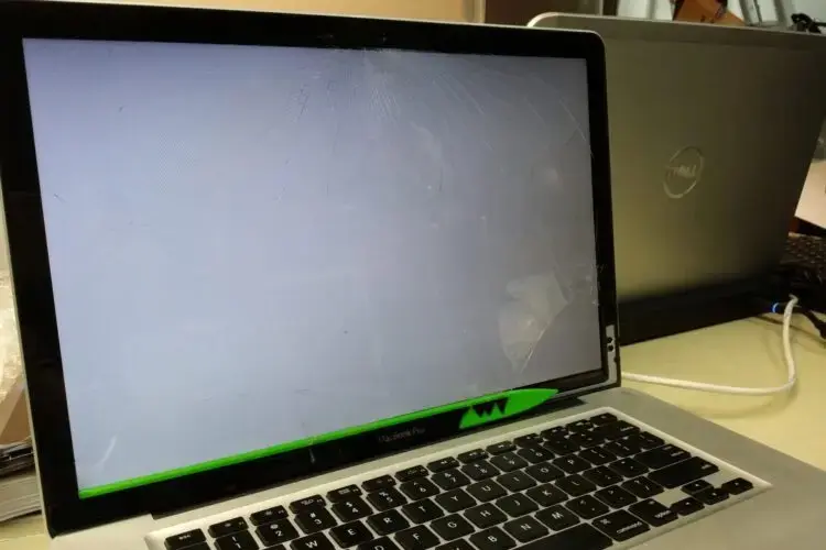 شاشة MacBook متصدعة