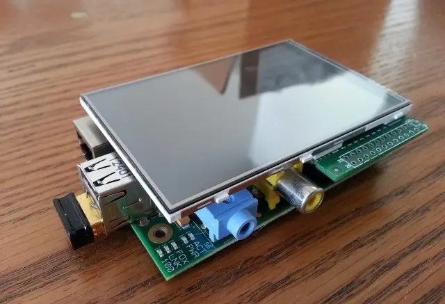 شاشة TFT LCD مثبتة على لوحة Raspberry Pi