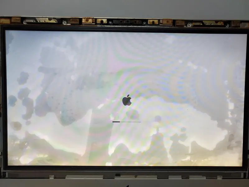 una pantalla LCD mojada en un ordenador