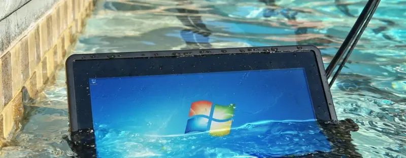 شاشة تعمل باللمس بالسعة للماء