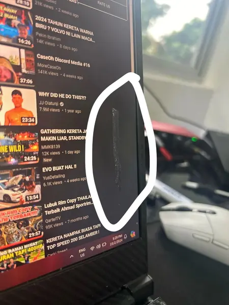 cómo puedo eliminar los residuos de superpegamento de la pantalla LCD mate de una computadora portátil