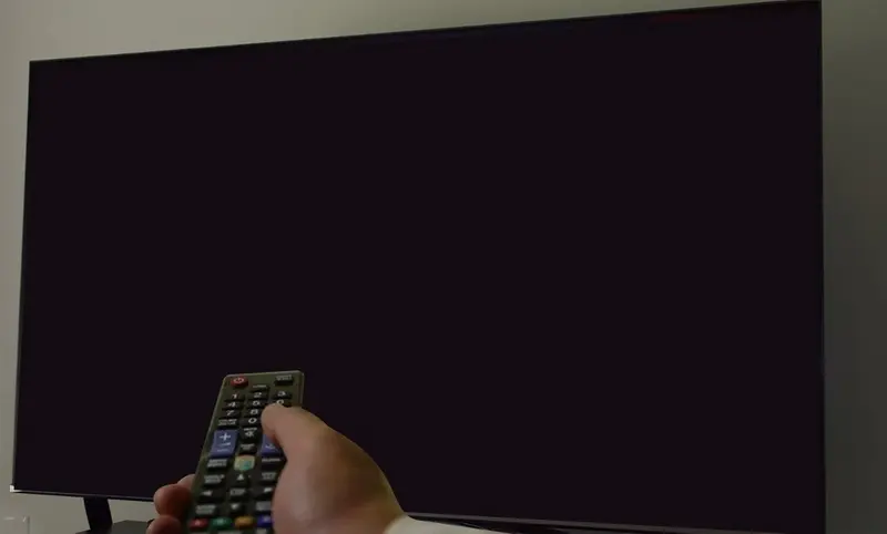 شاشة التلفزيون فارغة أو تظهر شاشة سوداء