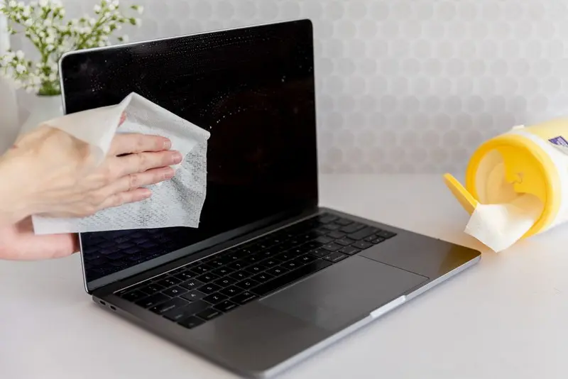 wie man den Laptop-Bildschirm reinigt