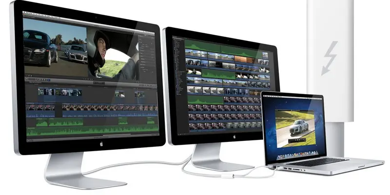 يتميز الإعداد بشاشتي Apple Thunderbolt جنبا إلى جنب مع MacBook