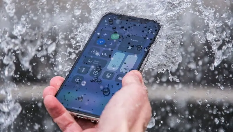 Cómo eliminar el agua dentro de la pantalla del teléfono
