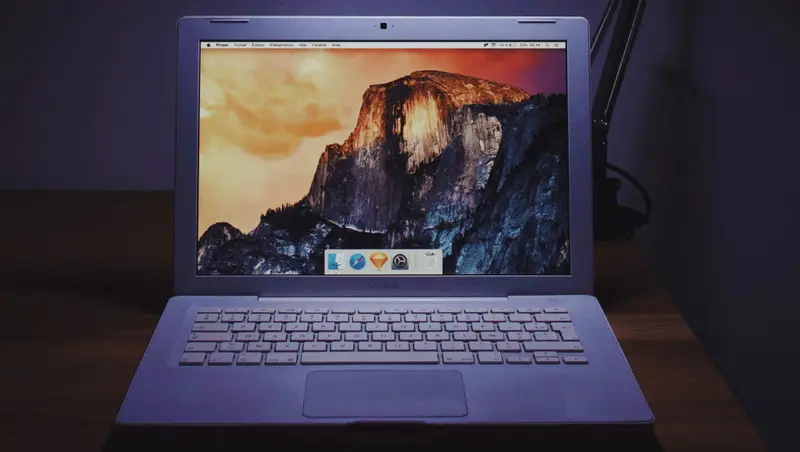 Cómo eliminar el agua de la pantalla LCD de la computadora portátil