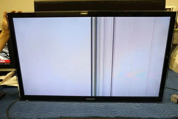 Una pantalla de TV LCD rota