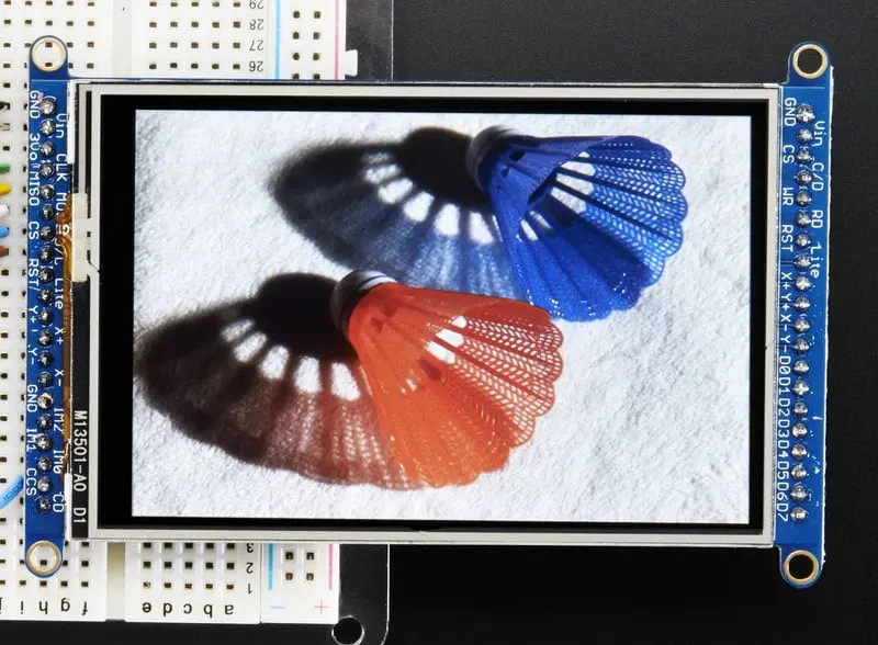 Una pantalla táctil capacitiva muestra una imagen de dos volantes de colores