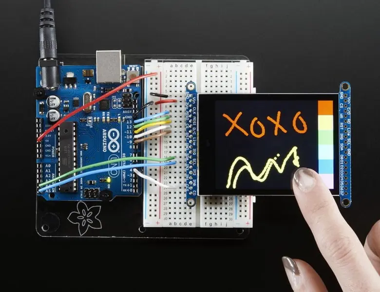Una pantalla táctil capacitiva muestra dibujos coloridos